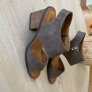 Women’s sandals size 8